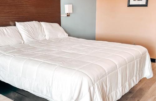 Russell Springs Hotel | Laker Inn