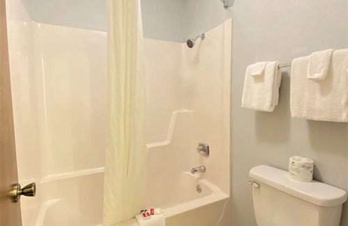 Warsaw Hotel | Lakes Inn