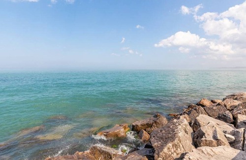 Stoney Creek House | Lakeshore 3BR 2 5BA Townhome 1 min to the Beach