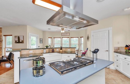 Lake Houston Apartment | Lakeshore Escape with Breathtaking View