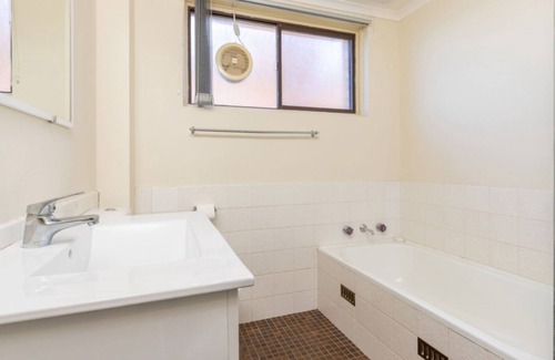 Forster Apartment | Lakeshore Lodge 2: 2 BR, 1 BA Apartment in Forster, Sleeps 4
