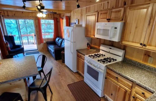Ray Cabin | Lakeside 2 Bedroom Dockside Cabin