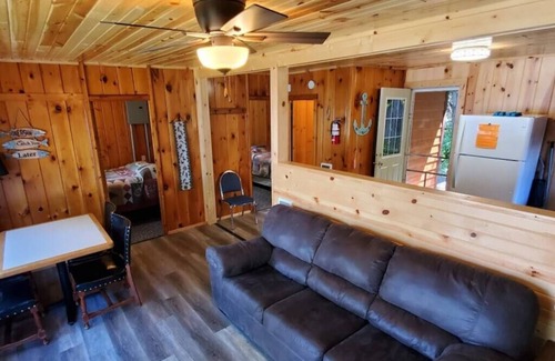 Ray Cabin | Lakeside 2 Bedroom Otter Cabin on Kab