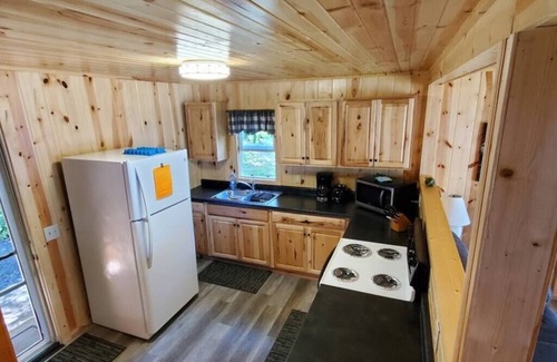 Ray Cabin | Lakeside 2 Bedroom Otter Cabin on Kab