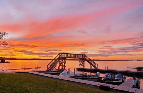 Ray House | Lakeside 2 Bedroom Otter Cabin On Kab
