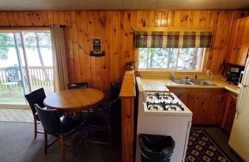 Ray Cabin | Lakeside 2 Bedroom Pelican Cabin on Kab