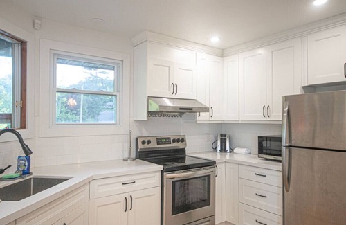 Bewdley House | Lakeside 4BR Cottage in Bailieboro w/BBQ Grill