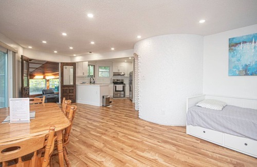 Bewdley House | Lakeside 4BR Cottage in Bailieboro w/BBQ Grill