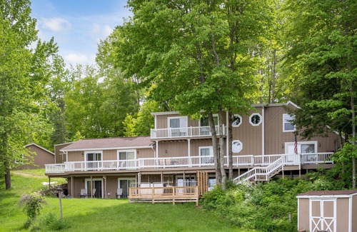 Reed City House | Lakeside 5B-5B Hot Tub 75 inch TV, Karaoke, Games,Arcade