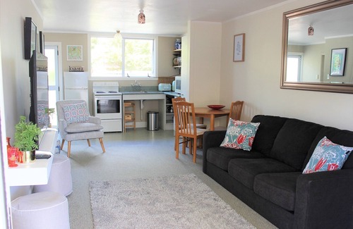 Kawaha Point Apartment | Lakeside apartment with boat ramp & jetties