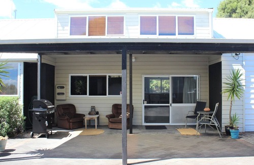 Kawaha Point Apartment | Lakeside apartment with boat ramp & jetties