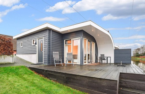 Midlaren House | Lakeside Bungalow with Private Sauna