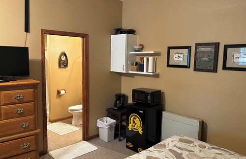 Manchester Resort | Lakeside Cabin 1: Perfect Retreat at Enriched Cabins & Resort on Lake Delhi