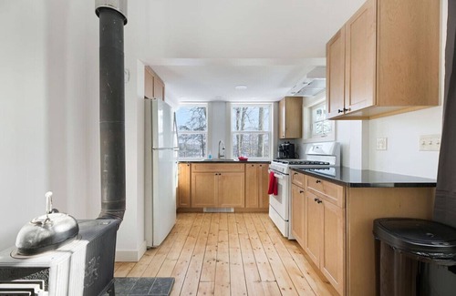 Belfast House | Lakeside Cabin Escape near Swan Lake