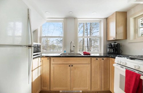 Belfast House | Lakeside Cabin Escape near Swan Lake