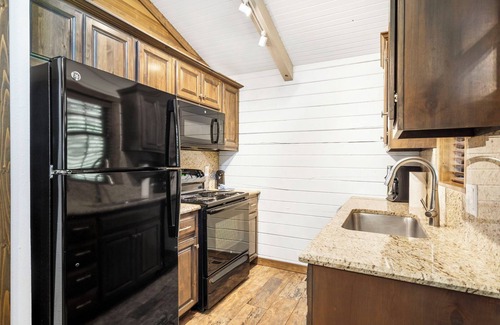 Indian Point Cabin | Lakeside Cabin for 6! Swim, Fish, Kayak! 5 Min to SDC!