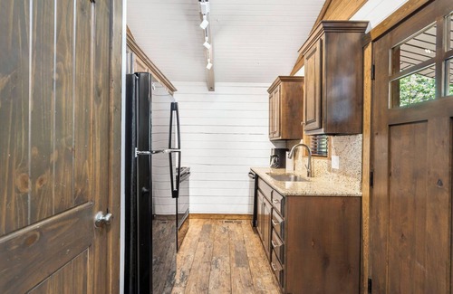 Indian Point Cabin | Lakeside Cabin for 6! Swim, Fish, Kayak! 5 Min to SDC!