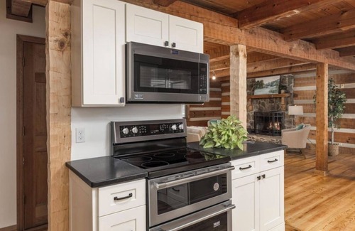 Harrison Cabin | Lakeside Cabin minutes from major wedding venues - POOL and 10 person swim spa