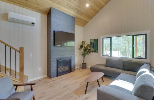 Lakeside House | Lakeside Cabin Retreat with Private Hot Tub!
