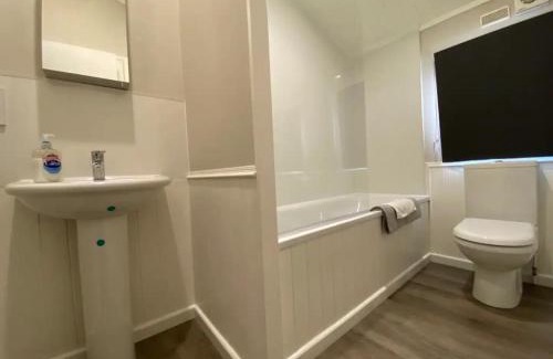 Bethersden Ski Chalet | Lakeside cabin set in the Kentish countryside