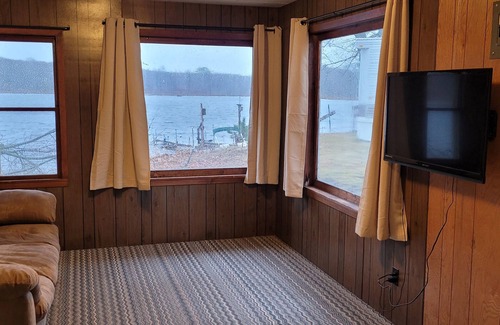 Garrison Cabin | Lakeside cabin with two bedrooms