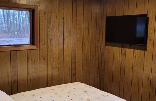 Garrison Cabin | Lakeside cabin with two bedrooms