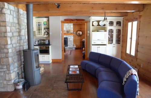La Minerve Cottage | Lakeside Canadian Log Cabin