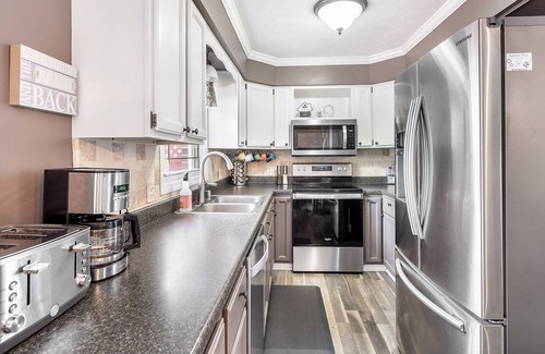 Cicero House | Lakeside Charm 3 BR Hot Tub Fireplace & King Suite