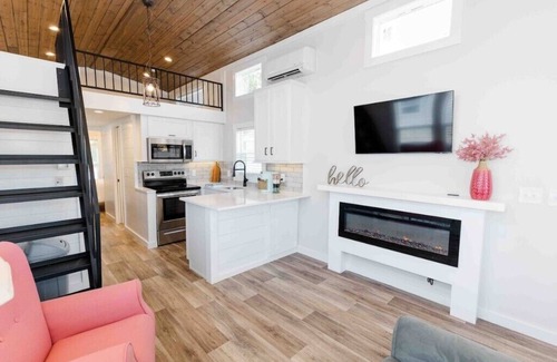 Lincoln House | Lakeside Chic: Stylish Family Tiny Home Retreat #3n