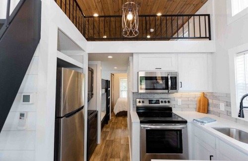Lincoln House | Lakeside Chic: Stylish Family Tiny Home Retreat #3n