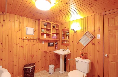 Low Ski Chalet | Lakeside Cottage,Beach,Hot Tub,Wifi,Arcade,MovieRm