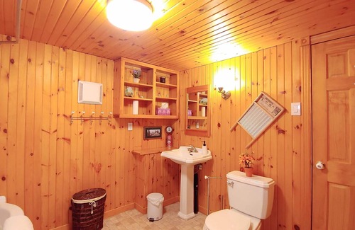 Low Ski Chalet | Lakeside Cottage,Beach,Hot Tub,Wifi,Arcade,MovieRm
