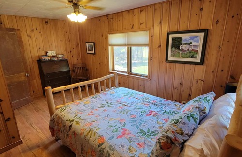 Low Ski Chalet | Lakeside Cottage,Beach,Hot Tub,Wifi,Arcade,MovieRm