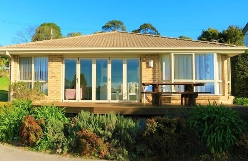 Primbee House | Lakeside Cottage Primbee - Absolute Waterfront Position