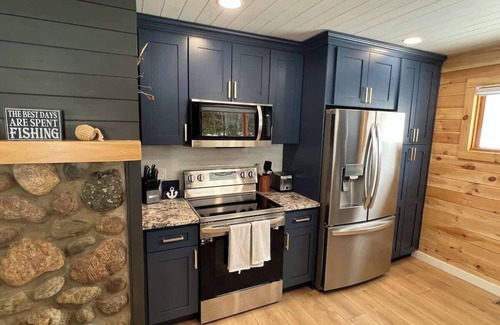 Cedarville House | 'Lakeside' Cottage with porch and sandy beach