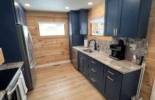 Cedarville House | 'Lakeside' Cottage with porch and sandy beach