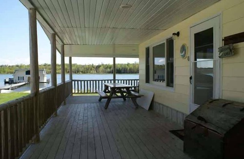 Cedarville House | 'Lakeside' Cottage with porch and sandy beach