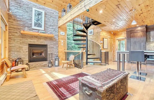 Val-des-Monts Ski Chalet | Lakeside Cozy & Quaint Kamanik Guest House