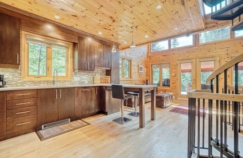 Val-des-Monts Ski Chalet | Lakeside Cozy & Quaint Kamanik Guest House