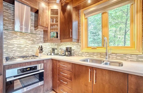 Val-des-Monts Ski Chalet | Lakeside Cozy & Quaint Kamanik Guest House