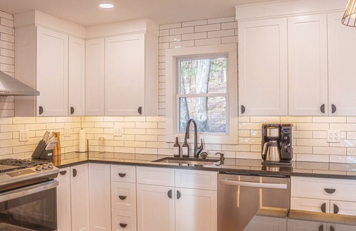 Lake Ariel House | Lakeside, Dock, Hot Tub, Arcade, Piano, Kayaks, Playset, Fireplace, Fire Pit, 2 King Beds - 75" TV