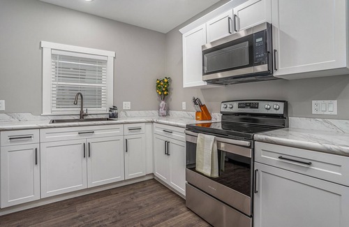 Nelson Apartment | Lakeside & Downtown Stroll Retreat