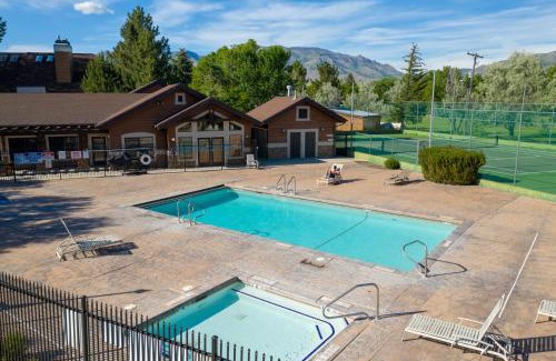 Ogden House | Lakeside Escape 2 BR with Hot Tub
