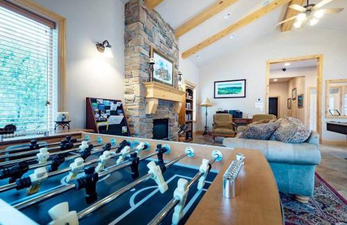 Ogden House | Lakeside Escape 2 BR with Hot Tub