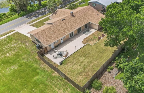 Auburndale House | Lakeside Escape - Charming - Nearby Attractions