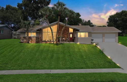 Auburndale House | Lakeside Escape - Modern & Spacious - Ace Location