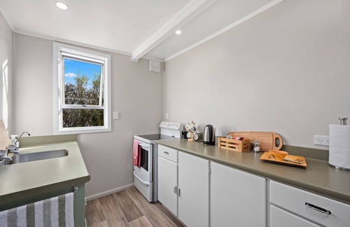 Motuoapa Cottage | Lakeside Escape - Motuoapa Holiday Home