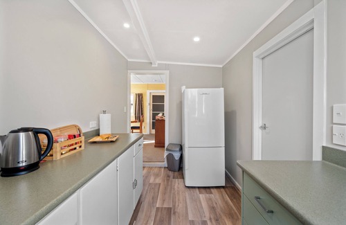 Motuoapa Cottage | Lakeside Escape - Motuoapa Holiday Home