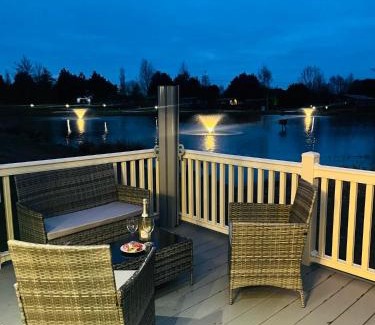 Allerthorpe Cabin | Lakeside Escape with Hot Tub
