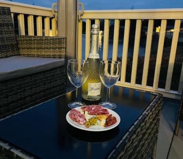 Allerthorpe Cabin | Lakeside Escape with Hot Tub